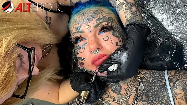 ALT Erotic - Australian bombshell Amber Luke got a new tattoo on her chin