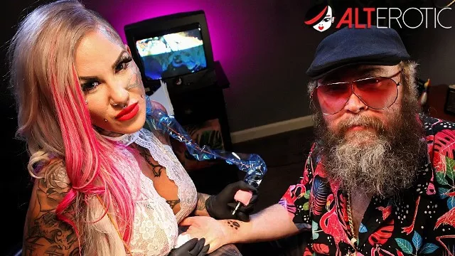 ALT Erotic - Busty Pretty Woman Evelyn Ink Tattoos, Then Masturbates